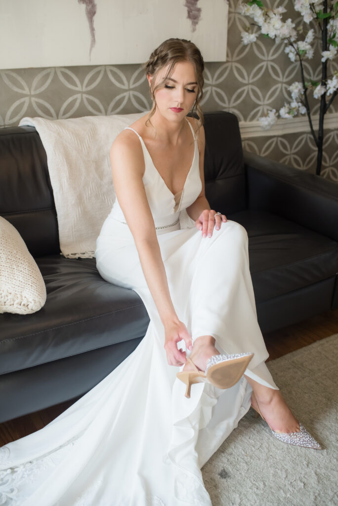 Bride preparing in bridal suite at pen ryn mansion.