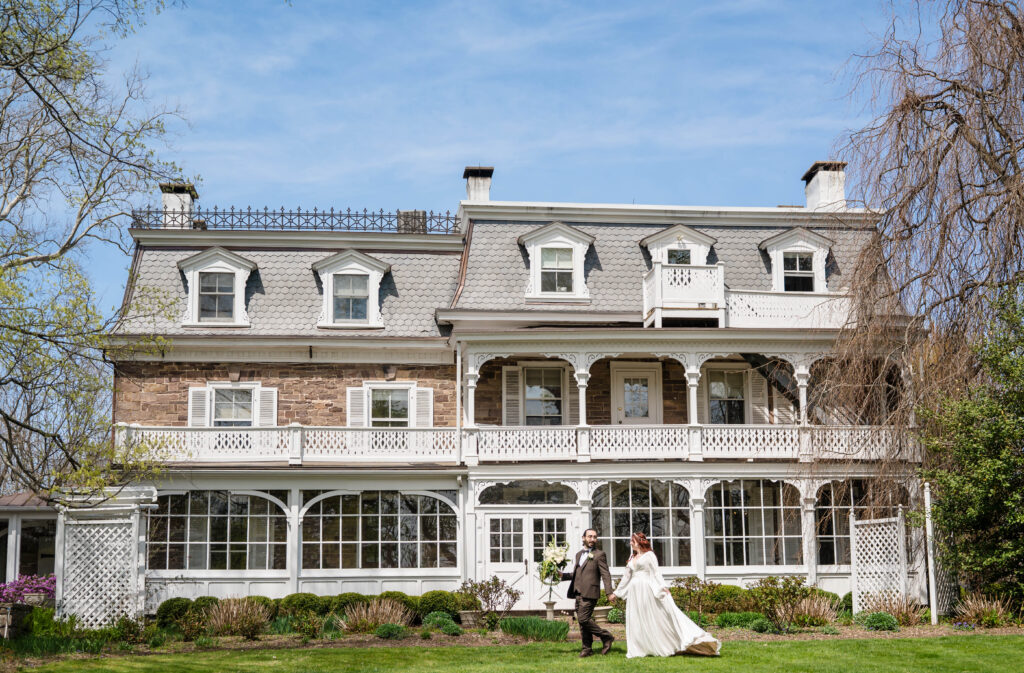 Couple walking in front of Woolverton Inn